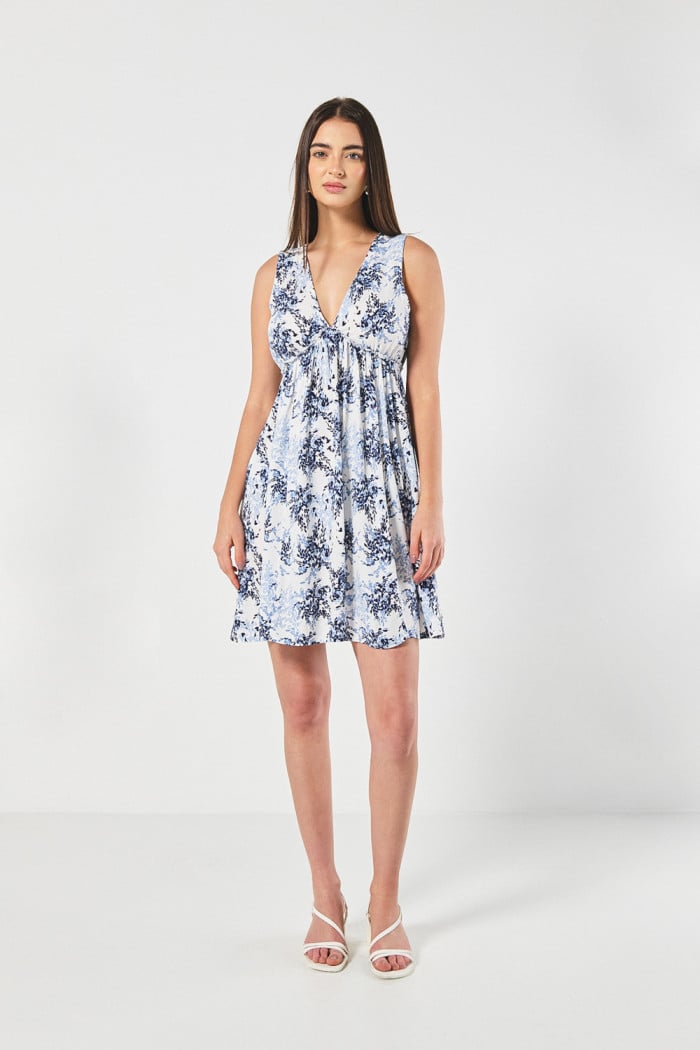 Vestido corto estampado azul claro con manga sisa y escote V