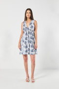 Vestido corto estampado azul claro con manga sisa y escote V