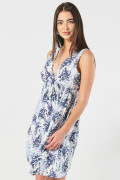 Vestido corto estampado azul claro con manga sisa y escote V