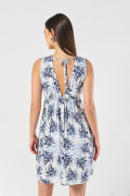 Vestido corto estampado azul claro con manga sisa y escote V