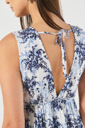 Vestido corto estampado azul claro con manga sisa y escote V