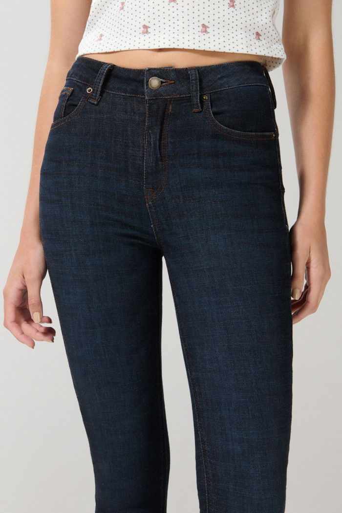 Jean push up tiro alto azul intenso ceñido con bolsillos