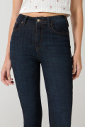 Jean push up tiro alto azul intenso ceñido con bolsillos