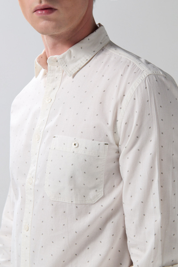 Camisa crema clara manga larga con diseños de mini print