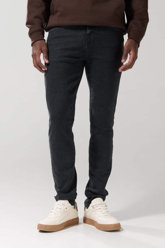 Jean slim gris oscuro tiro bajo con ligeros desgastes
