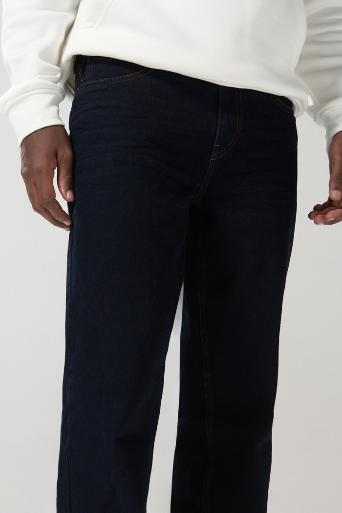 Jean 90´S azul intenso tiro bajo con bota recta y bolsillos