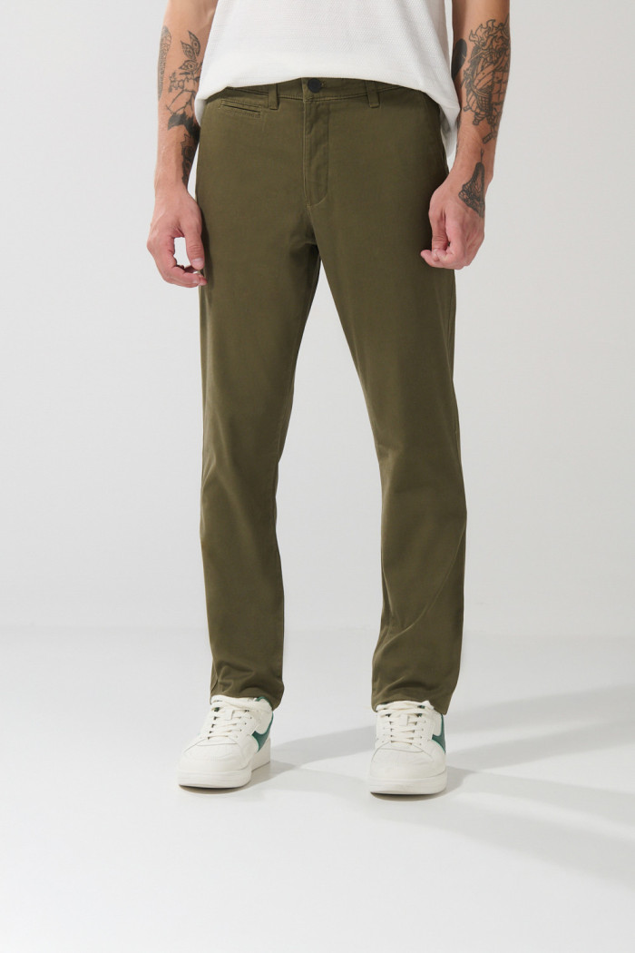 Pantalón slim unicolor en dril con bolsillos y tiro medio