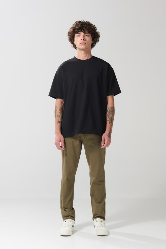 Pantalón slim unicolor en dril con bolsillos y tiro medio