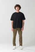 Pantalón slim unicolor en dril con bolsillos y tiro medio