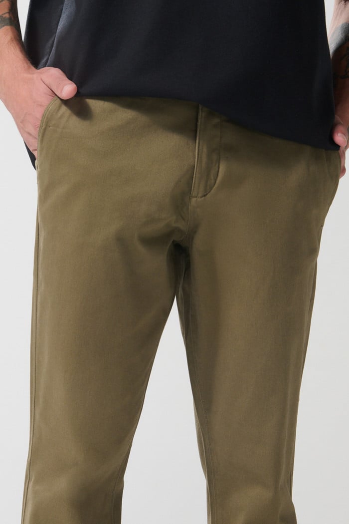 Pantalón slim unicolor en dril con bolsillos y tiro medio