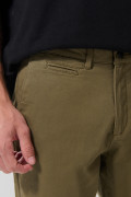 Pantalón slim unicolor en dril con bolsillos y tiro medio
