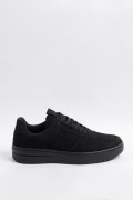 Tenis negros casuales con suelas planas y perforaciones