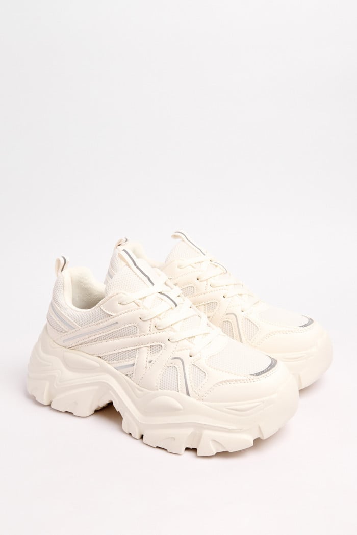Tenis de plataforma cremas con detalles reflectivos