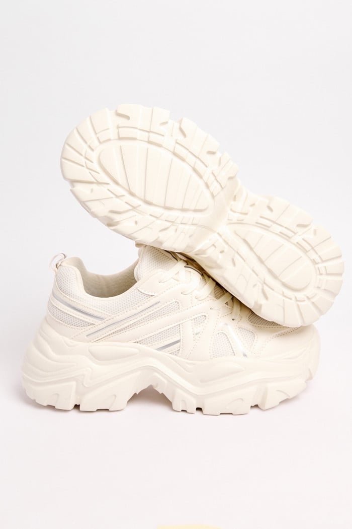 Tenis de plataforma cremas con detalles reflectivos