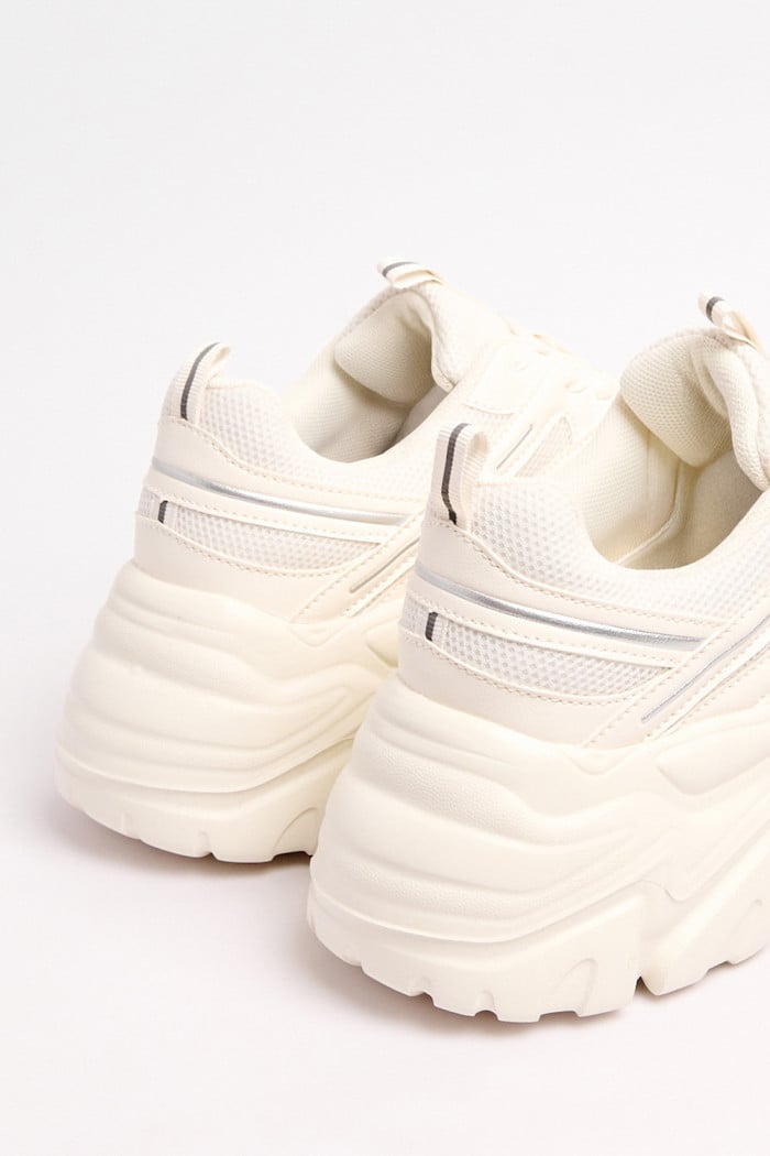 Tenis de plataforma cremas con detalles reflectivos