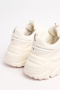 Tenis de plataforma cremas con detalles reflectivos