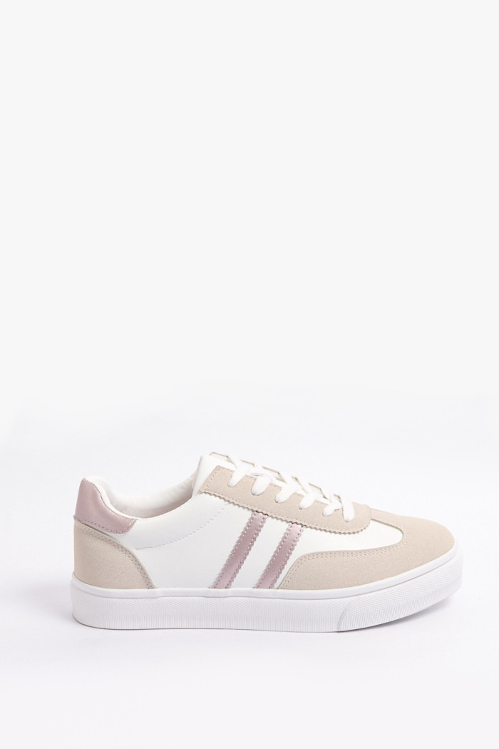 Tenis casuales blancos con cortes y suelas planas