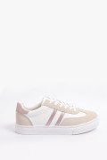 Tenis casuales blancos con cortes y suelas planas
