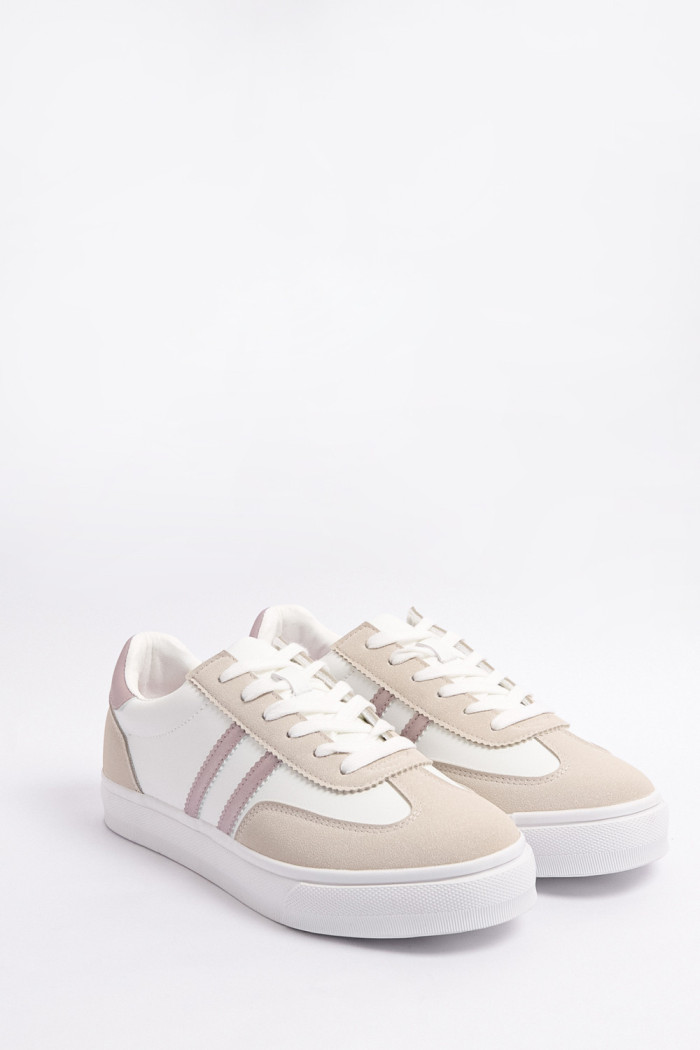 Tenis casuales blancos con cortes y suelas planas