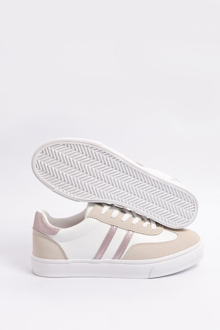 Tenis casuales blancos con cortes y suelas planas