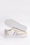 Tenis casuales blancos con cortes y suelas planas