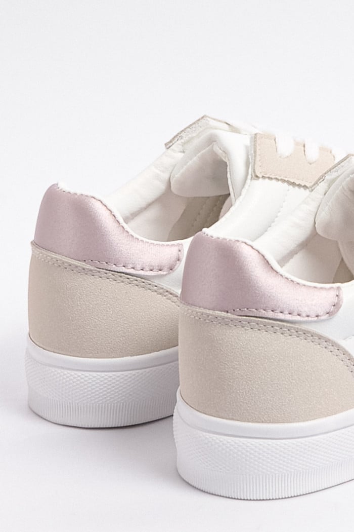Tenis casuales blancos con cortes y suelas planas