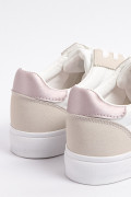 Tenis casuales blancos con cortes y suelas planas