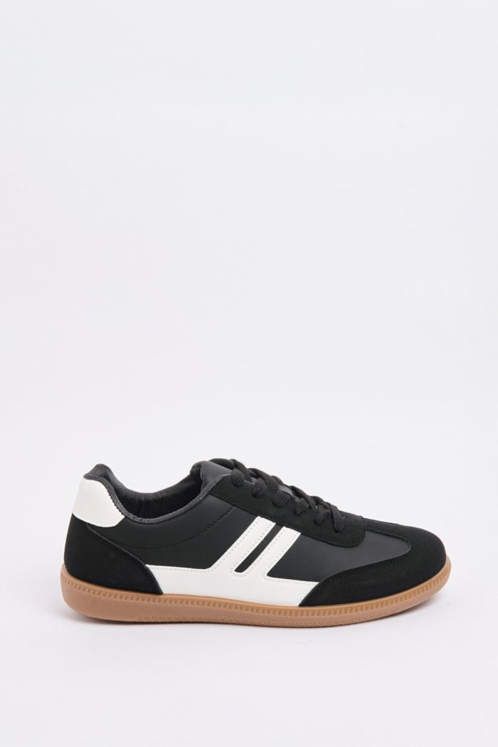 Tenis negros casuales con contrastes blancos y suelas planas