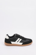 Tenis negros casuales con contrastes blancos y suelas planas
