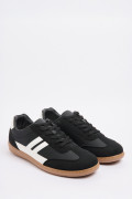 Tenis negros casuales con contrastes blancos y suelas planas