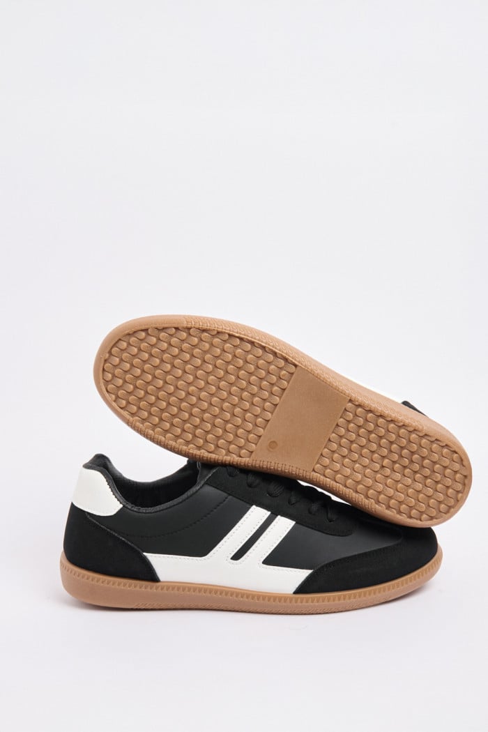 Tenis negros casuales con contrastes blancos y suelas planas