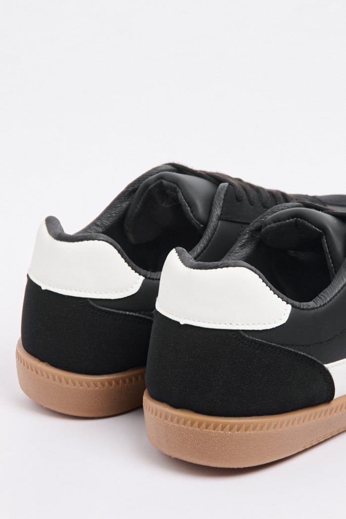 Tenis negros casuales con contrastes blancos y suelas planas