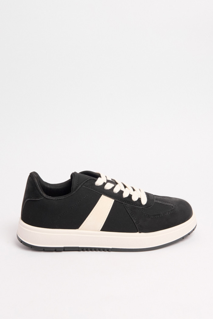 Tenis negros casuales con contrastes blancos laterales