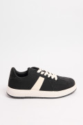 Tenis negros casuales con contrastes blancos laterales