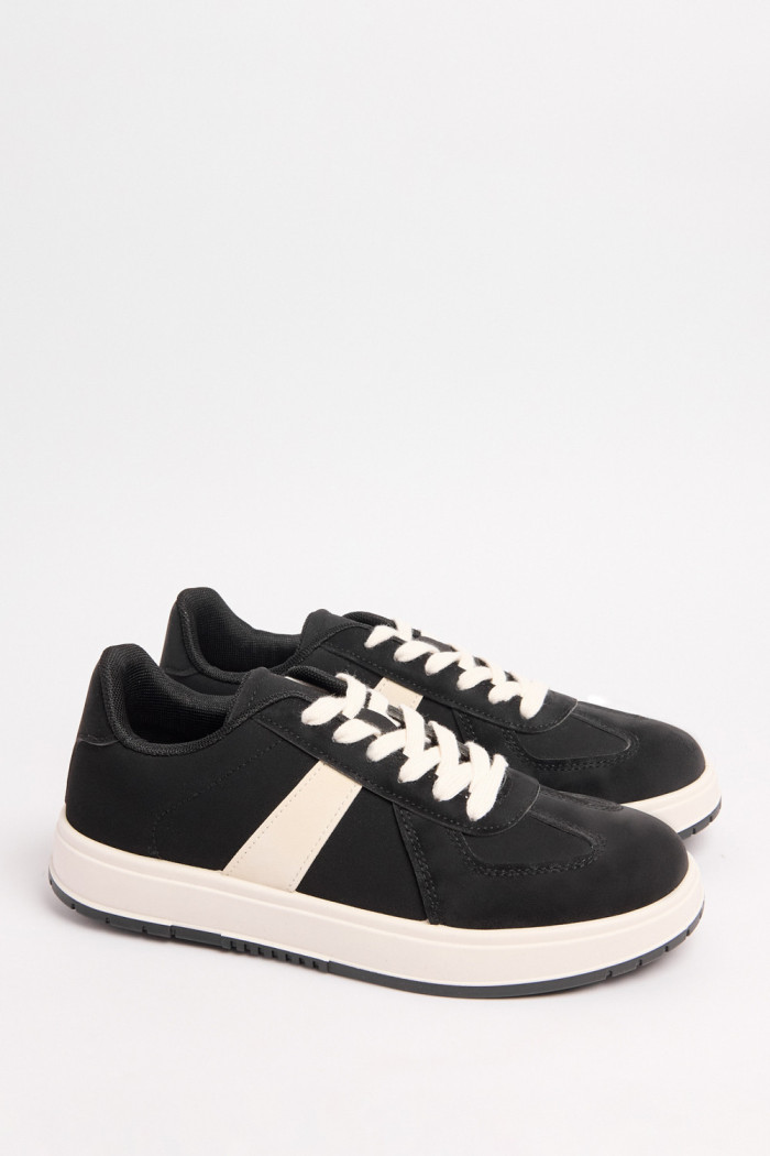 Tenis negros casuales con contrastes blancos laterales