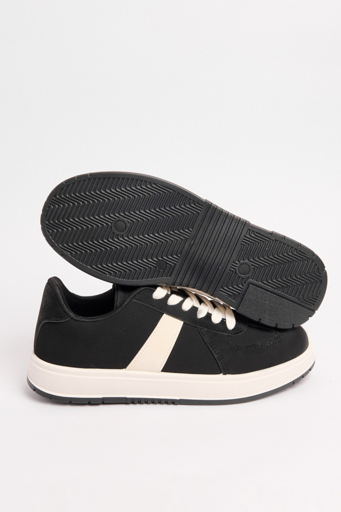 Tenis negros casuales con contrastes blancos laterales