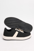 Tenis negros casuales con contrastes blancos laterales