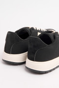 Tenis negros casuales con contrastes blancos laterales