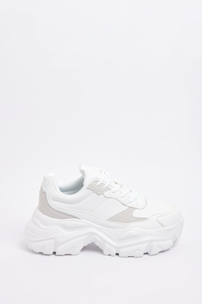 Tenis de plataforma blancos con cordones y cortes