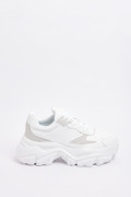 Tenis de plataforma blancos con cordones y cortes