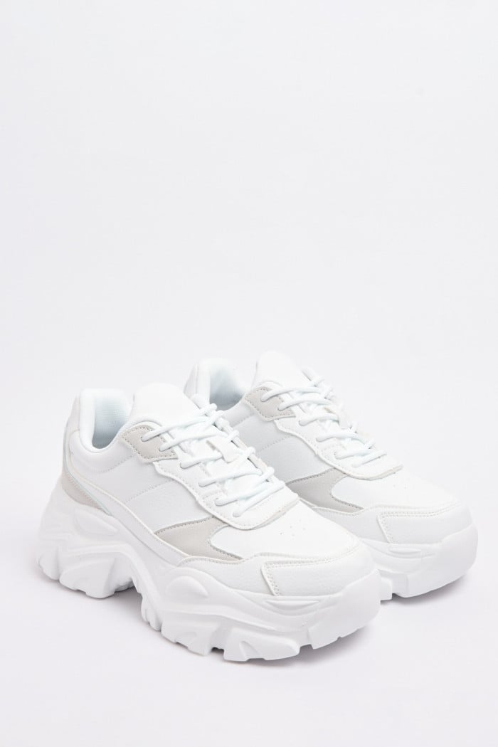Tenis de plataforma blancos con cordones y cortes