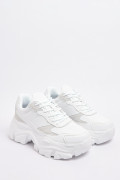 Tenis de plataforma blancos con cordones y cortes