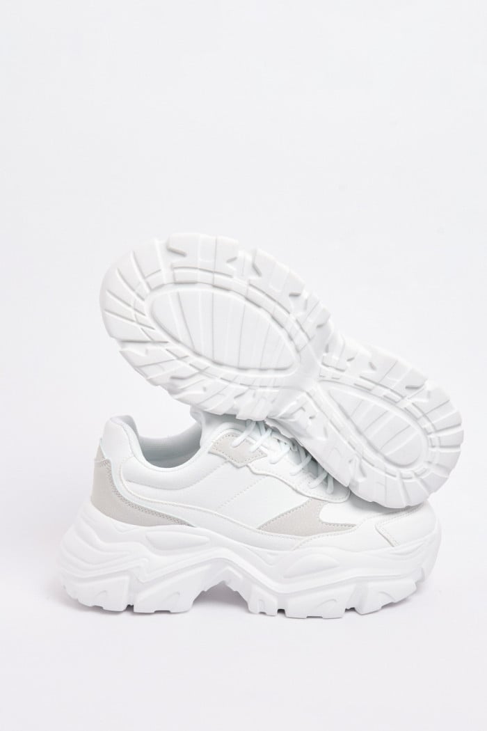 Tenis de plataforma blancos con cordones y cortes