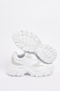 Tenis de plataforma blancos con cordones y cortes