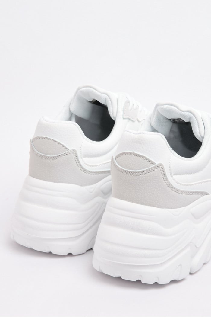 Tenis de plataforma blancos con cordones y cortes