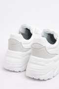 Tenis de plataforma blancos con cordones y cortes