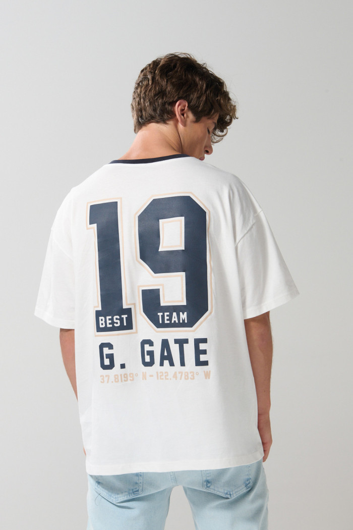 Camiseta oversize crema con cuello V y diseño college
