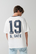 Camiseta oversize crema con cuello V y diseño college