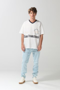 Camiseta oversize crema con cuello V y diseño college