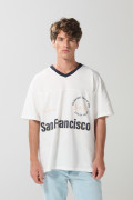 Camiseta oversize crema con cuello V y diseño college